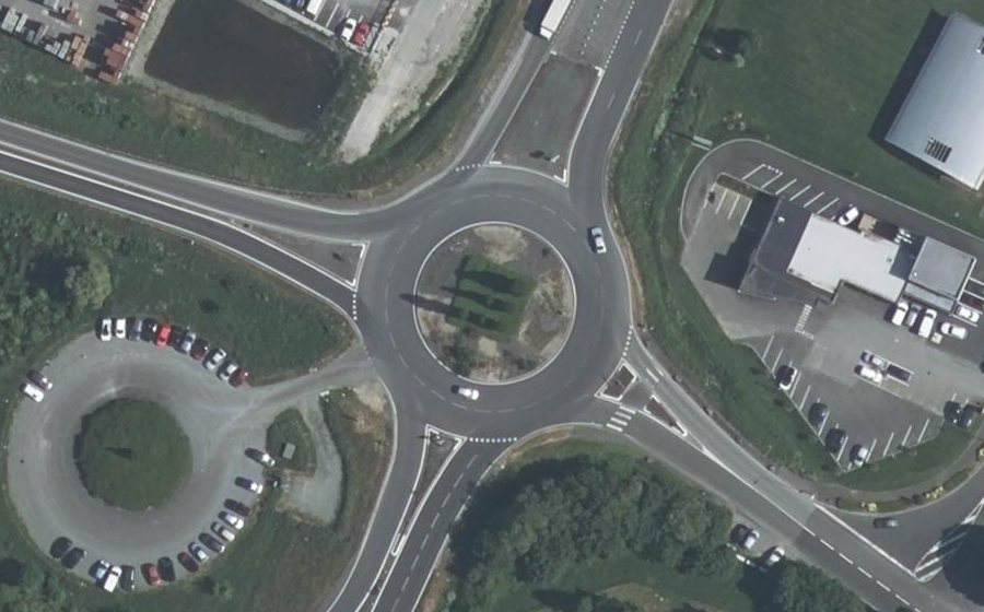 Vue aérienne du Rond-point anonyme n°107160826