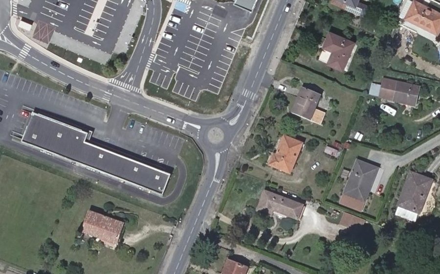 Vue aérienne du Rond-point anonyme n°107211675