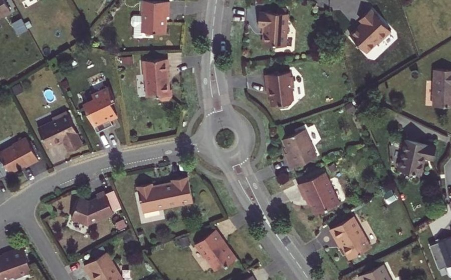 Vue aérienne du Rond-point anonyme n°107248273