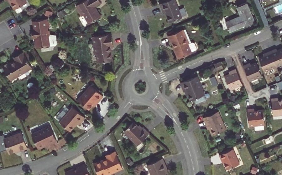 Vue aérienne du Rond-point anonyme n°107248281