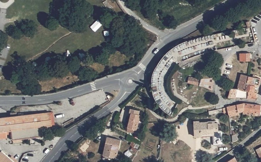 Vue aérienne du Rond-point anonyme n°1072631567