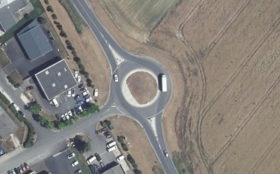 Vue aérienne du Rond-point anonyme n°1072744582
