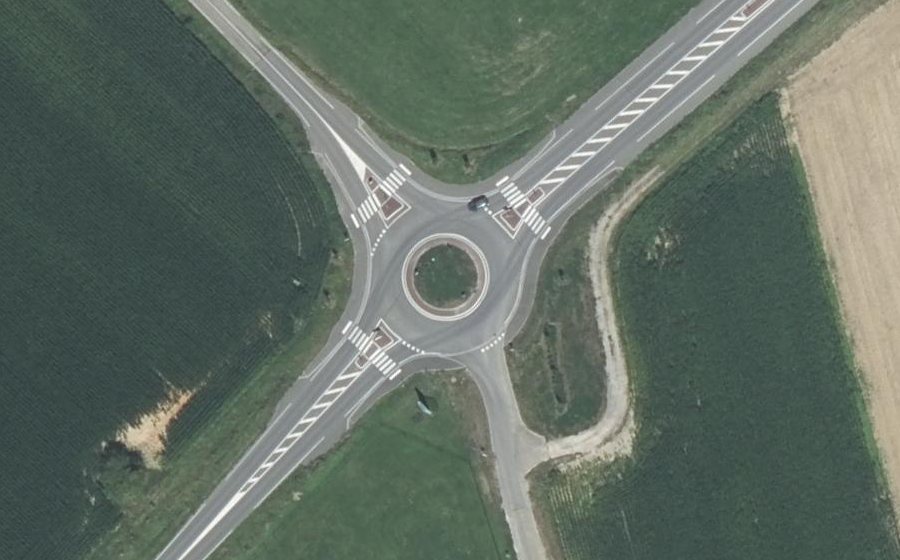 Vue aérienne du Rond-point anonyme n°1072935529