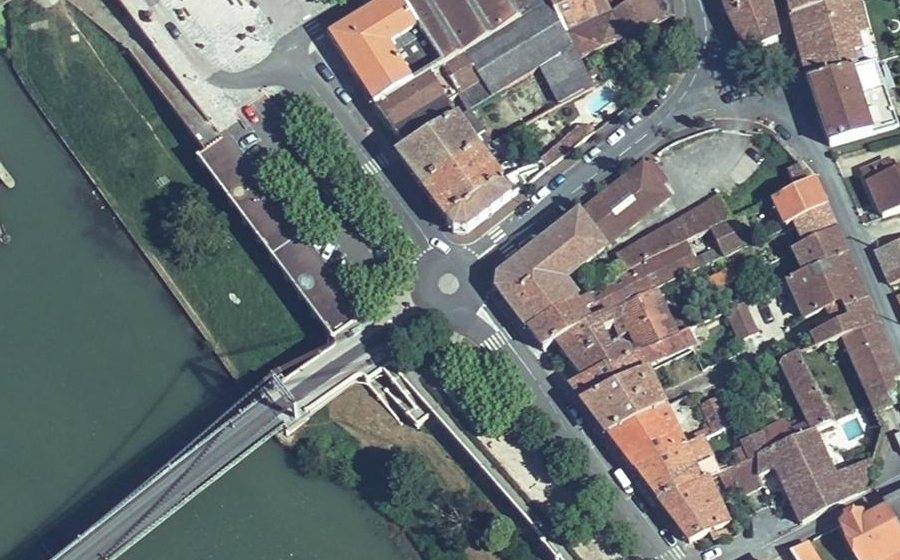 Vue aérienne du Rond-point anonyme n°1073420503
