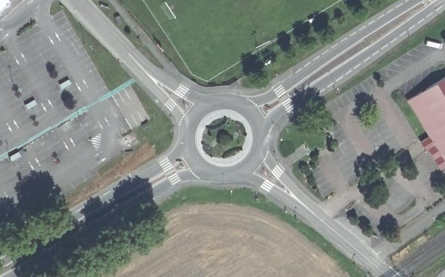 Vue aérienne du Rond-point anonyme n°107356042