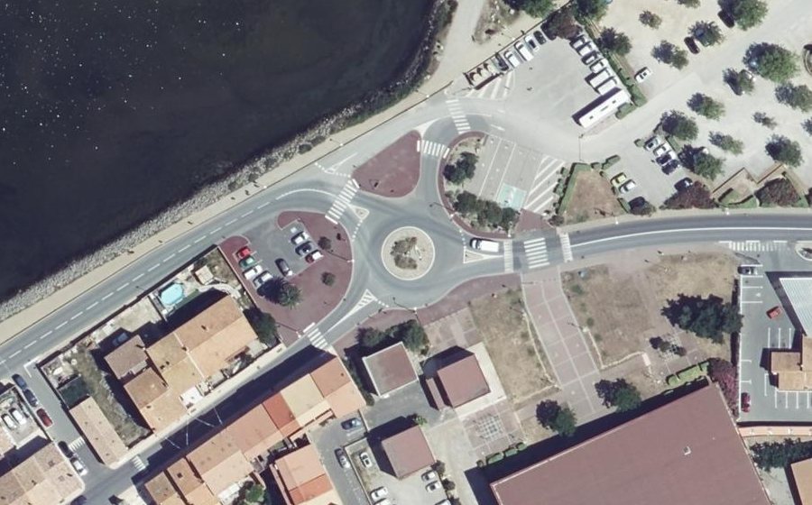 Vue aérienne du Rond-point anonyme n°1073579145