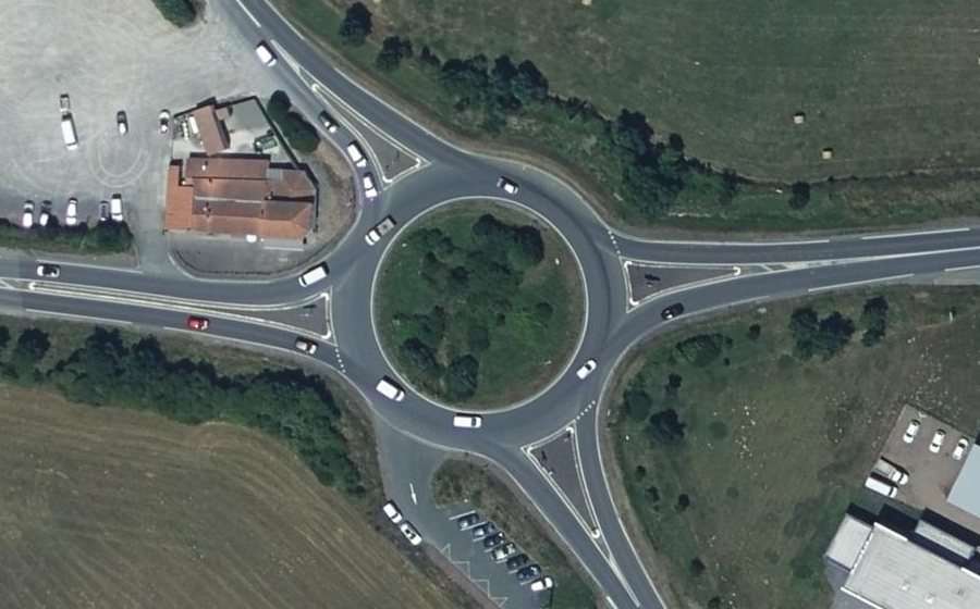 Vue aérienne du Rond-point anonyme n°107360257