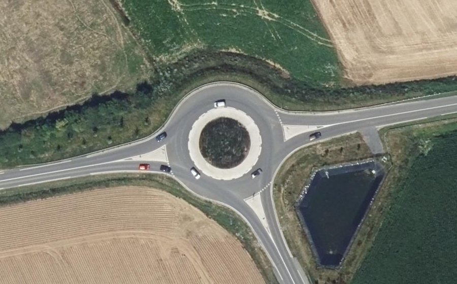 Vue aérienne du Rond-point anonyme n°1073791702