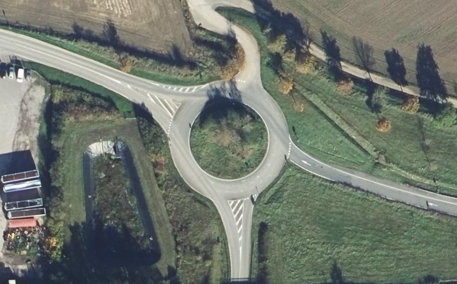 Vue aérienne du Rond-point anonyme n°107381722