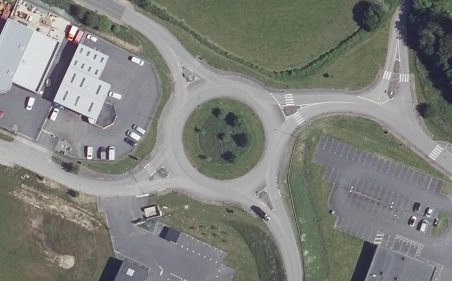 Vue aérienne du Rond-point anonyme n°1073817713