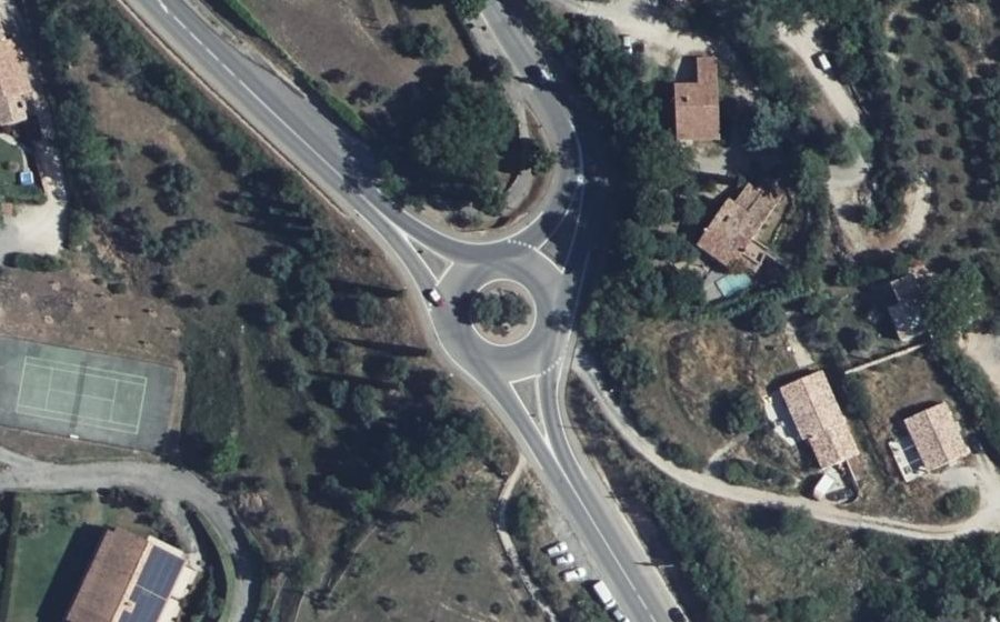 Vue aérienne du Rond-point anonyme n°107383311