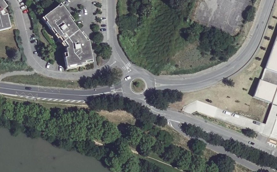 Vue aérienne du Rond-point anonyme n°1073947516