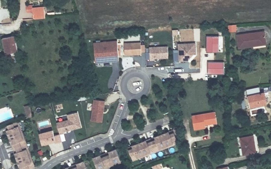 Vue aérienne du Rond-point anonyme n°1074122413