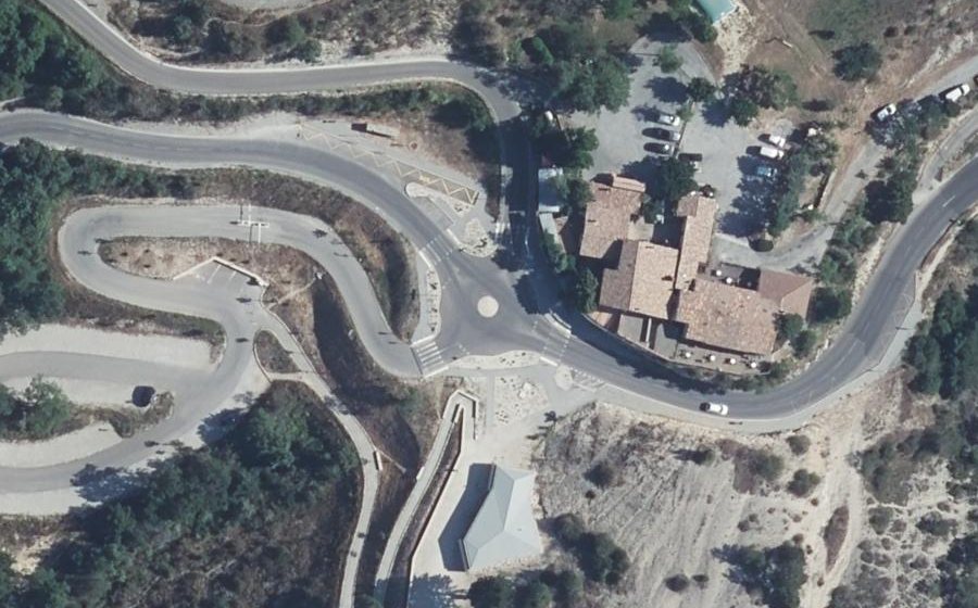 Vue aérienne du Rond-point anonyme n°1074317440