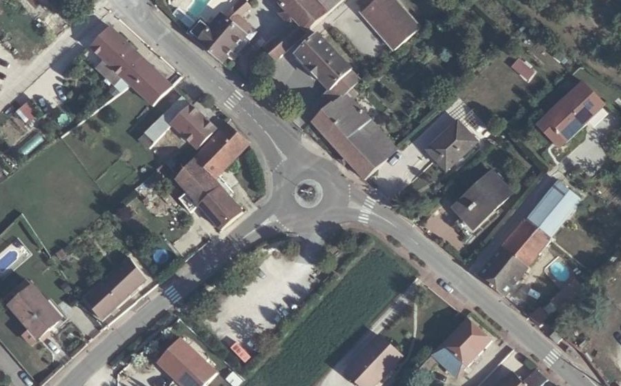 Vue aérienne du Rond-point anonyme n°1074460220
