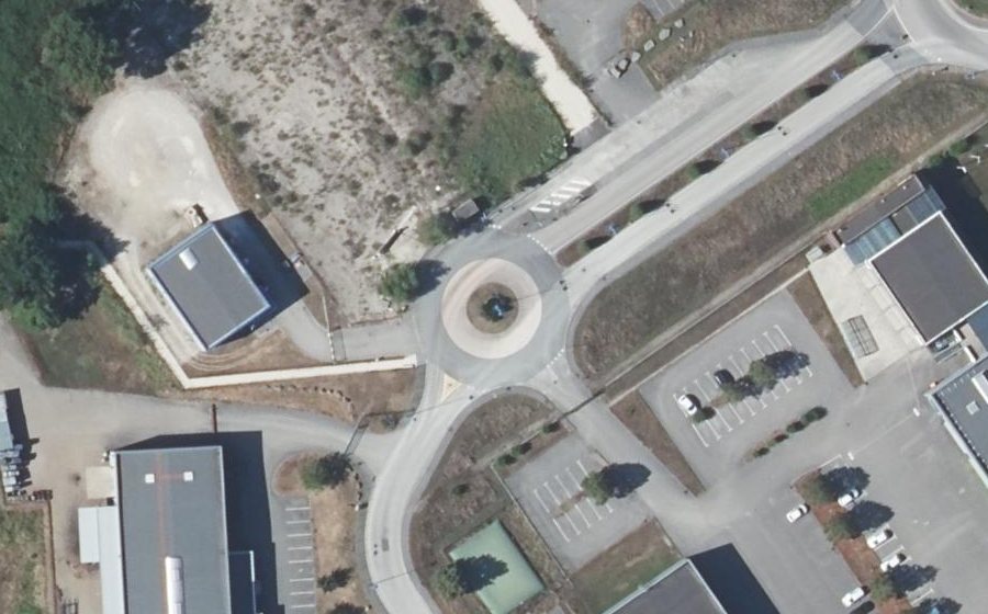 Vue aérienne du Rond-point anonyme n°107475589