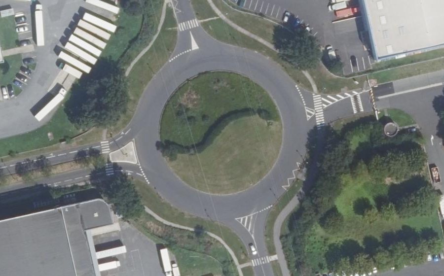 Vue aérienne du Rond-point anonyme n°107496648
