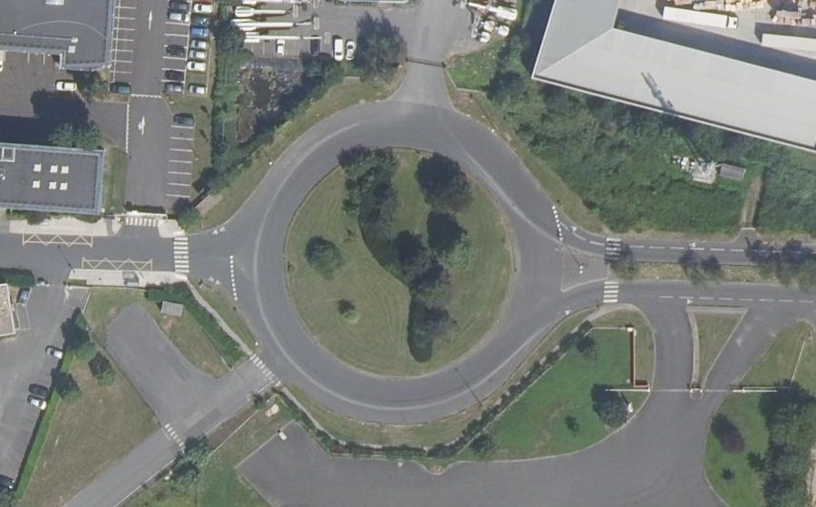 Vue aérienne du Rond-point anonyme n°107496658