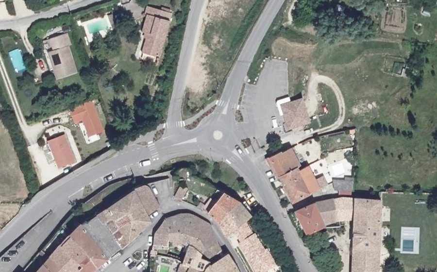 Vue aérienne du Rond-point anonyme n°1075273711