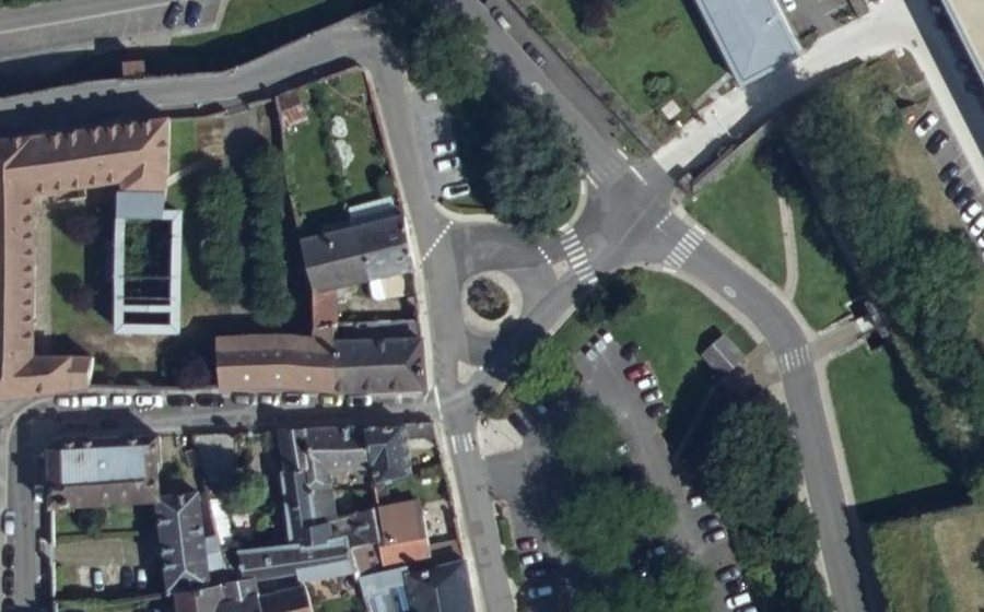 Vue aérienne du Rond-point anonyme n°107536232