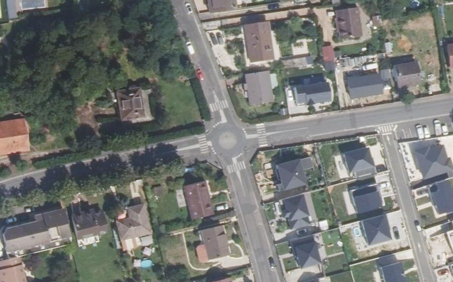 Vue aérienne du Rond-point anonyme n°1075365120