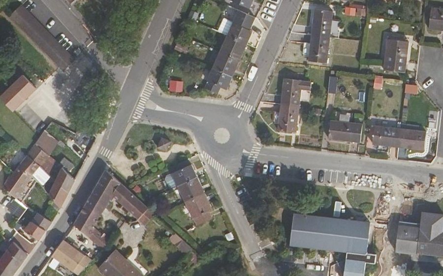 Vue aérienne du Rond-point anonyme n°1075400467