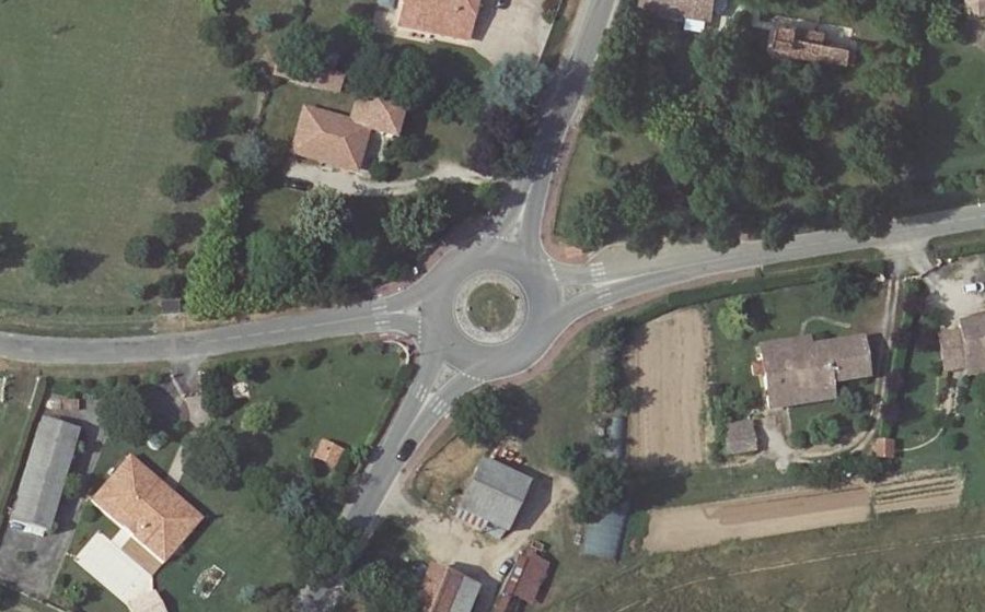 Vue aérienne du Rond-point anonyme n°1075513342
