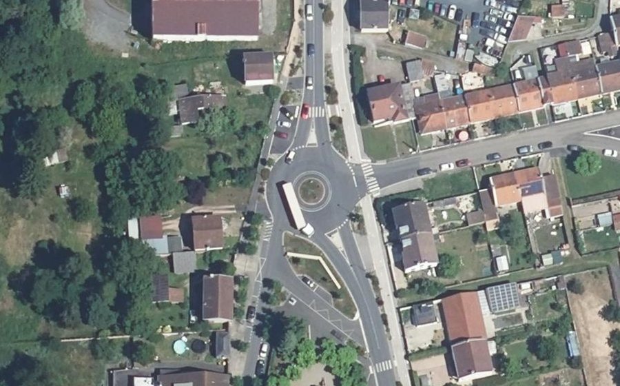 Vue aérienne du Rond-point anonyme n°1075563081
