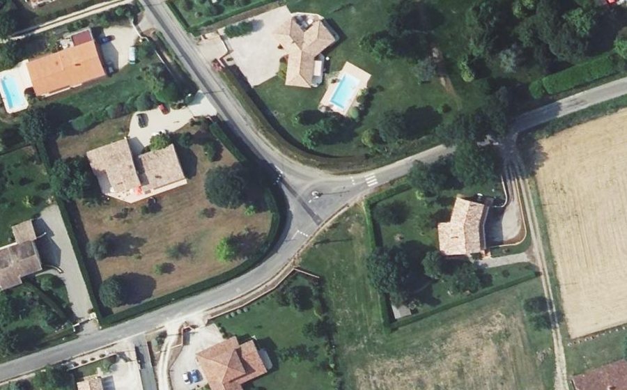 Vue aérienne du Rond-point anonyme n°1075857460