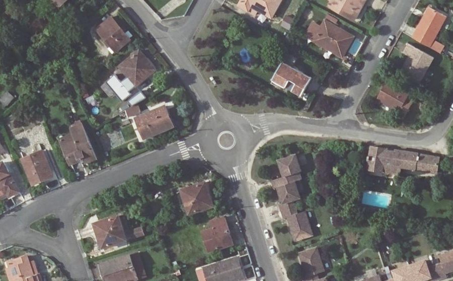 Vue aérienne du Rond-point anonyme n°1076170655