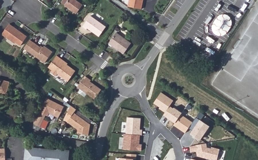 Vue aérienne du Rond-point anonyme n°1076301368