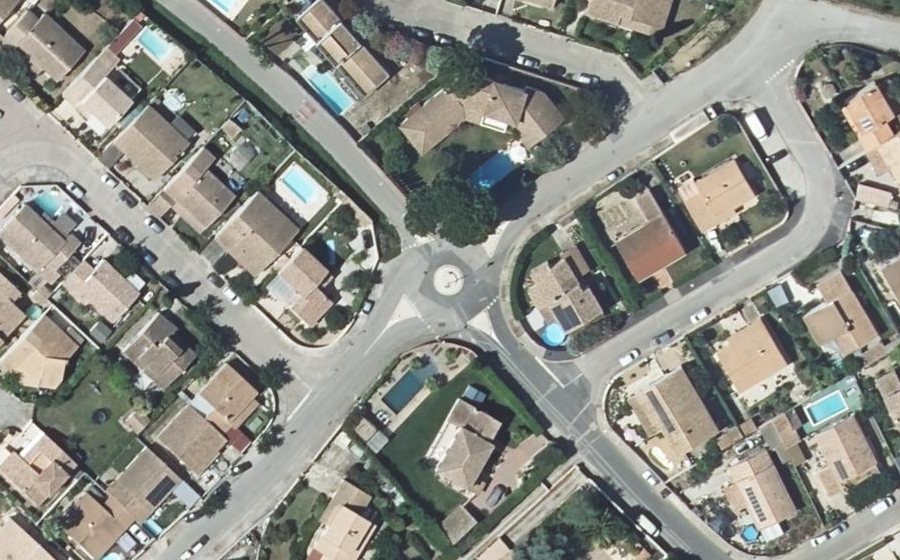 Vue aérienne du Rond-point anonyme n°1076625871