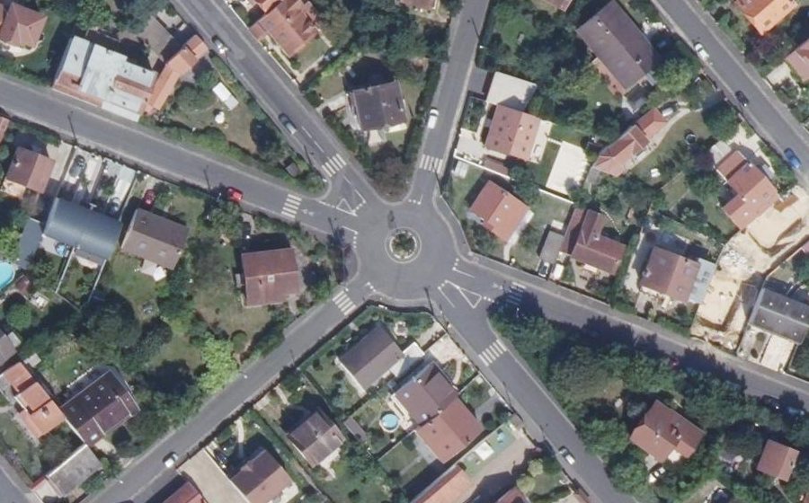 Vue aérienne du Rond-point anonyme n°1076813291