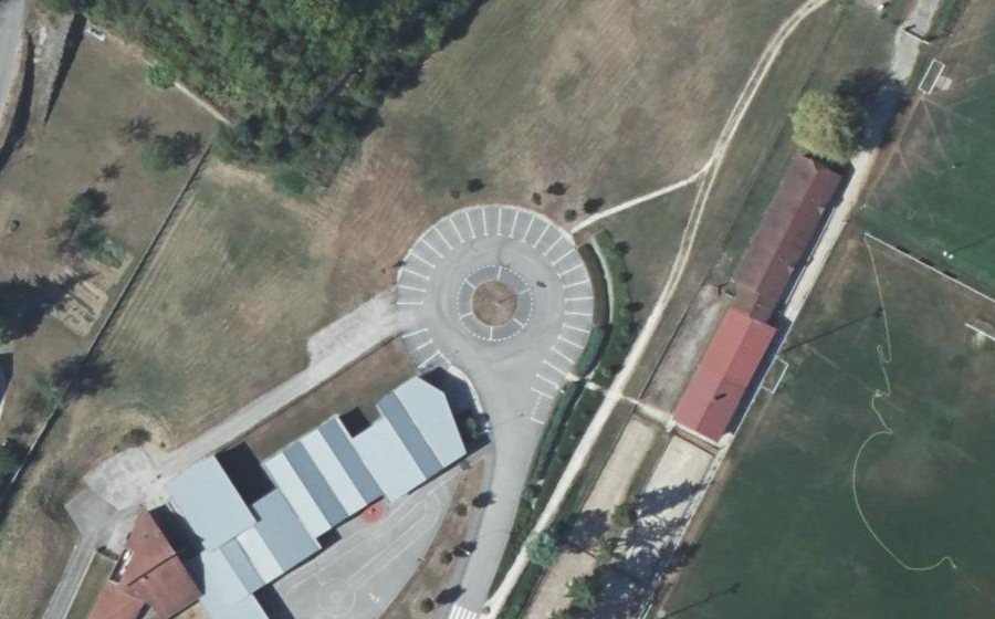 Vue aérienne du Rond-point anonyme n°1076909361