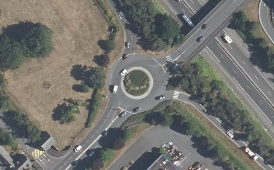 Vue aérienne du Rond-point anonyme n°107694141