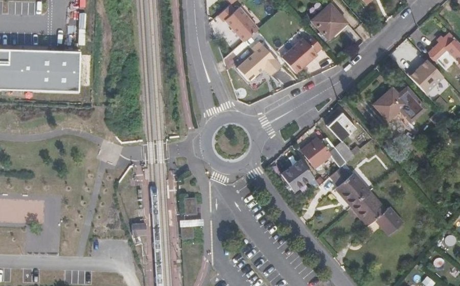 Vue aérienne du Rond-point anonyme n°107711622
