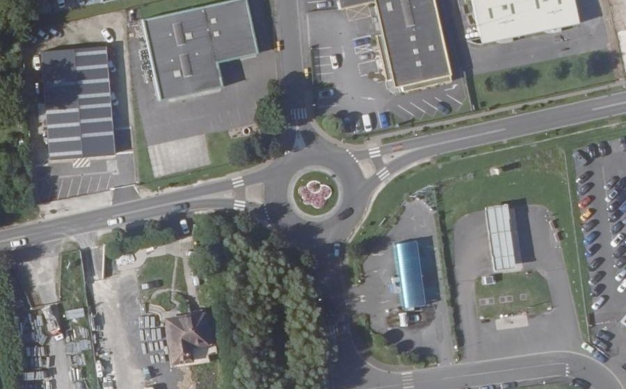 Vue aérienne du Rond-point anonyme n°107733983