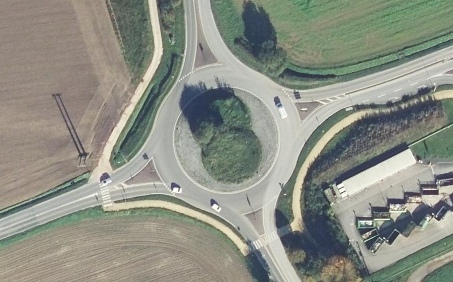 Vue aérienne du Rond-point anonyme n°107747494