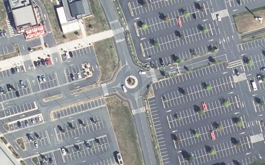 Vue aérienne du Rond-point anonyme n°1077622815
