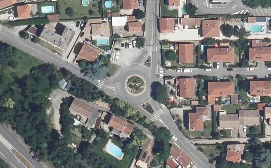 Vue aérienne du Rond-point anonyme n°1077865075