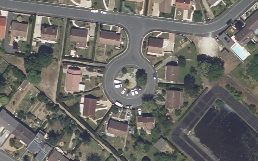 Vue aérienne du Rond-point anonyme n°107792604