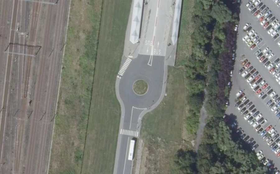 Vue aérienne du Rond-point anonyme n°1078074697