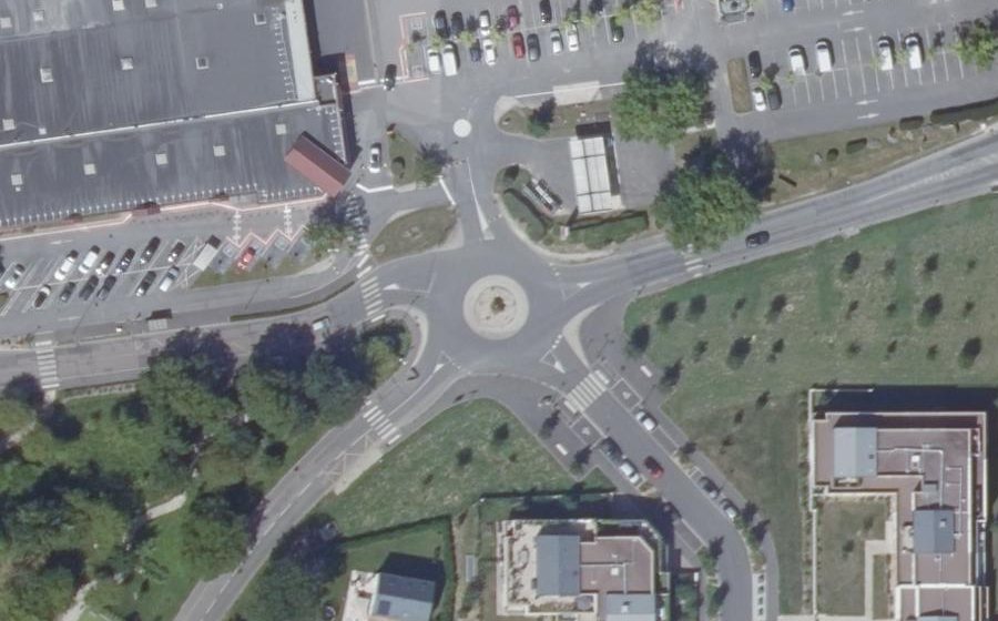Vue aérienne du Rond-point anonyme n°1078080958