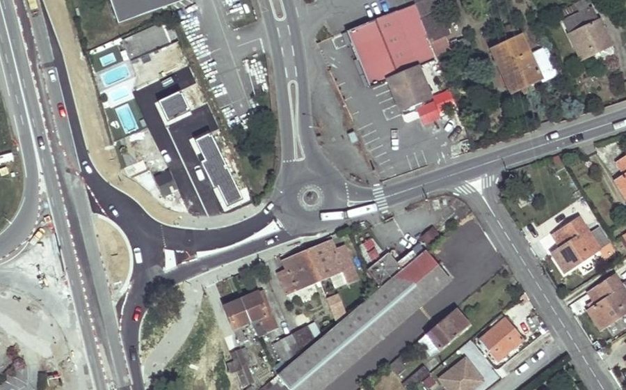 Vue aérienne du Rond-point anonyme n°107853279