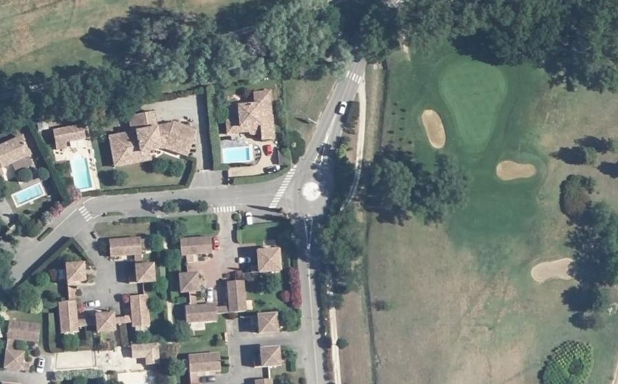 Vue aérienne du Rond-point anonyme n°1078540349