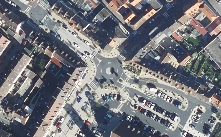Vue aérienne du Rond-point anonyme n°1078671817