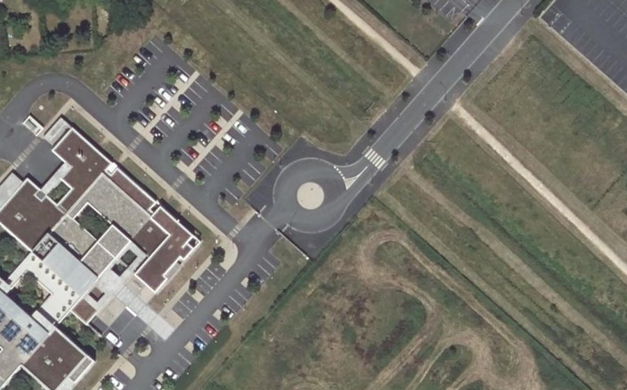 Vue aérienne du Rond-point anonyme n°107877452