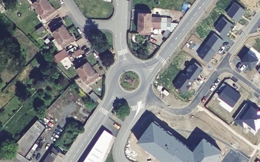 Vue aérienne du Rond-point anonyme n°107901973