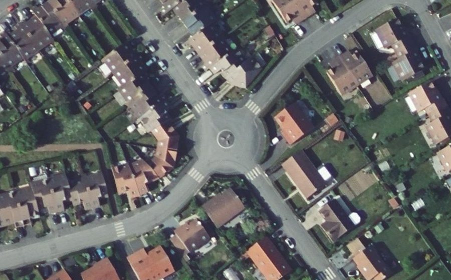 Vue aérienne du Rond-point anonyme n°107904227