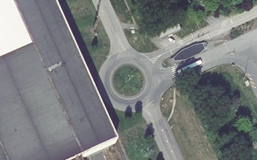 Vue aérienne du Rond-point anonyme n°107906180